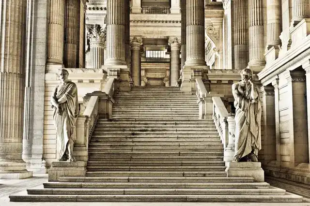 Escalier monumental d'un palais de justice, colonnes et statues